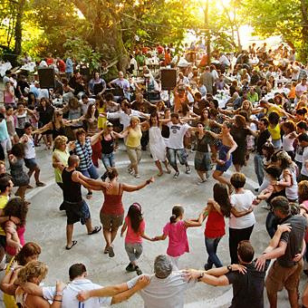 πολιτιστικές εκδηλώσεις στο Πήλιο people dancing in traditional panigiri